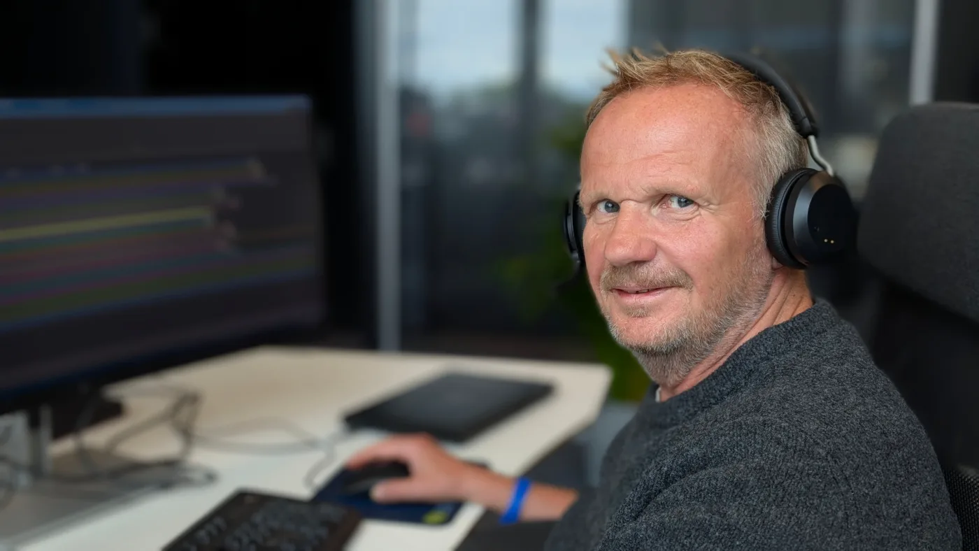 Horizon support consultant with headset